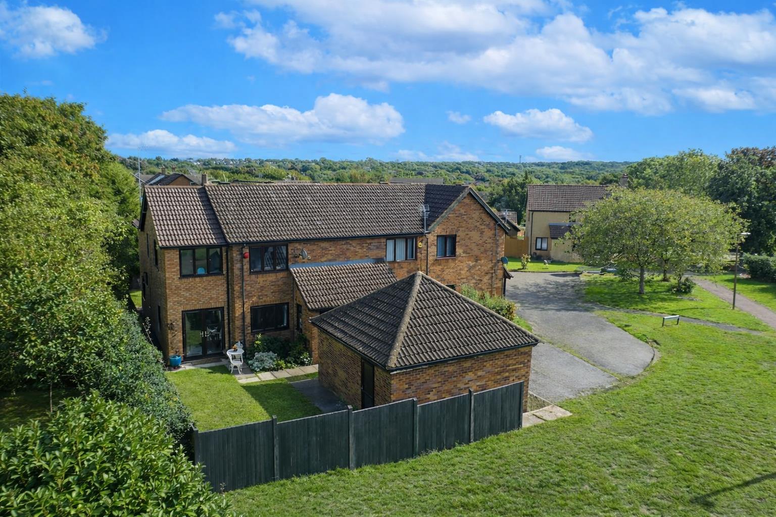4 bed property in Lullingstone Drive, Milton Keynes